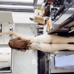 Cibelly Ferreira pelada de avental na cozinha vazou video porno de sexo amador caseiro