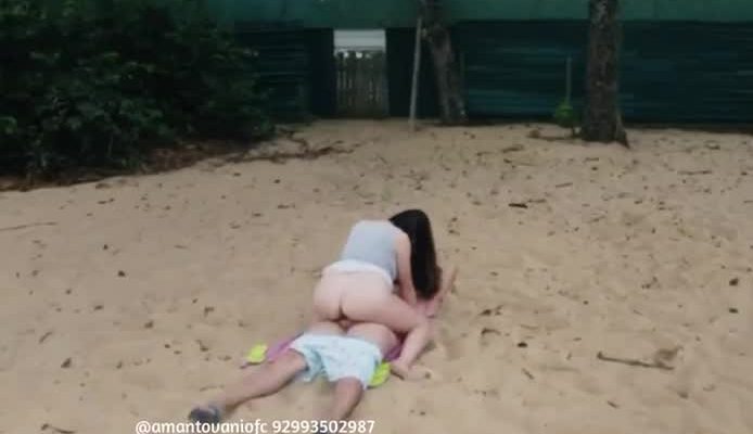 Pornô Bella Mantovani dando buceta na praia filmado de cima
