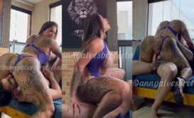 Foda completa da Anny Alves cavala tatuada fodendo com o amigo no sofá